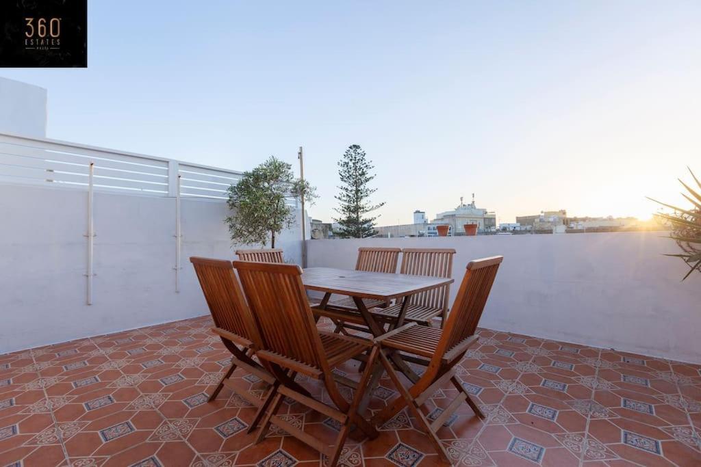 Beautiful, Typical Maltese 4Br Home With Roof Top By 360 Estates Слима Экстерьер фото