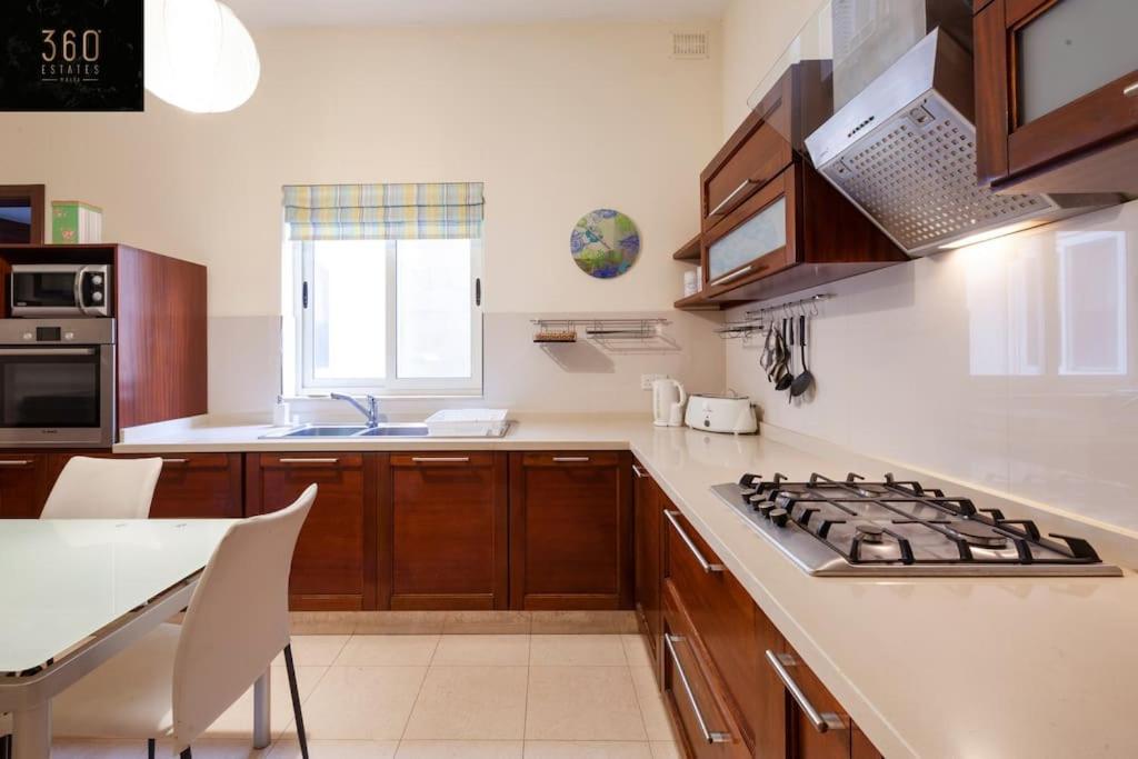 Beautiful, Typical Maltese 4Br Home With Roof Top By 360 Estates Слима Экстерьер фото