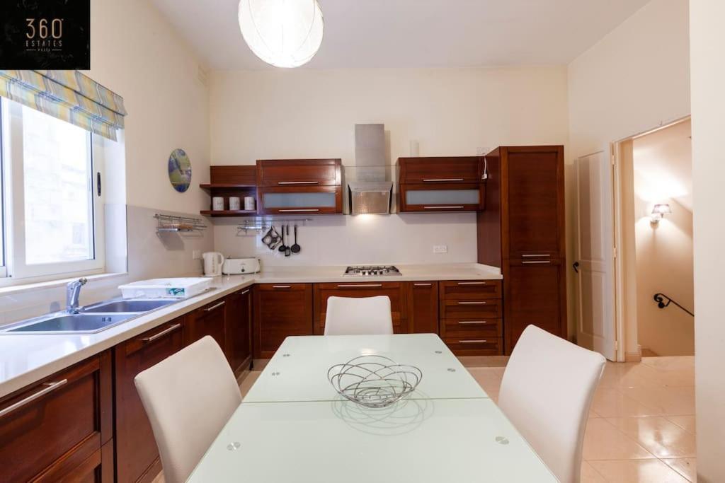 Beautiful, Typical Maltese 4Br Home With Roof Top By 360 Estates Слима Экстерьер фото